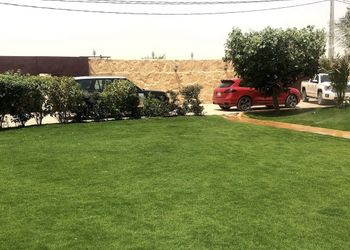 استراحة بمسبح داخلي  و مسطح اخضر
