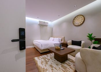 استديو بسرير ماستر وجلسة جانبية