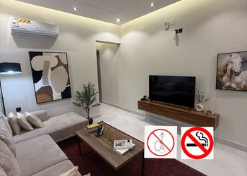 شقة بتصميم أنيق وصالة مريحة 