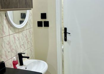 استديو بأثاث مريح وبسيط