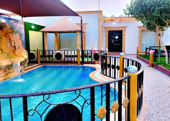شاليه بصالة مطلة على جلسة خارجية