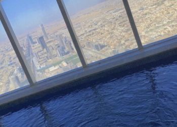 شقة بصالة وبإطلالة على المدينة 