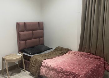 غرفة  بأثاث مريح وبسيط 