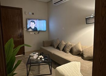 شقة بغرفة معيشة وغرفة نوم 