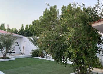 استراحة بجلسة خارجية ومسطح اخضر