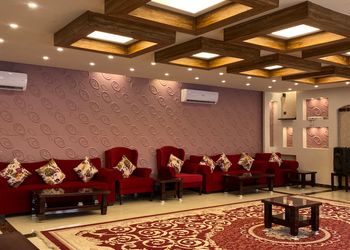 استراحة بمسبح داخلي ومسطح اخضر