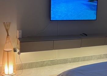 استديو بأثاث مريح وبسيط 