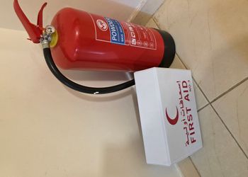 شقة بصالة وثلاث غرف نوم