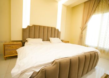 شاليه بمسطح اخضر وجلسة خارجية