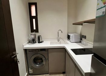 شقة بغرفة معيشة وغرفة نوم 
