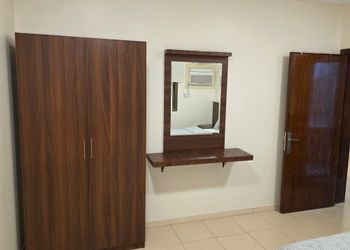 شقة بصالة وثلاث غرف نوم