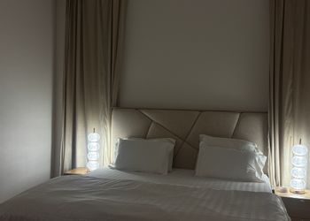 استديو بسرير ماستر وأثاث مريح 