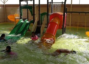 استراحة بمسبح داخلي والعاب اطفال (قسمين)
