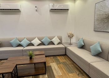 شاليه بجلسة خارجية ومسطح اخضر
