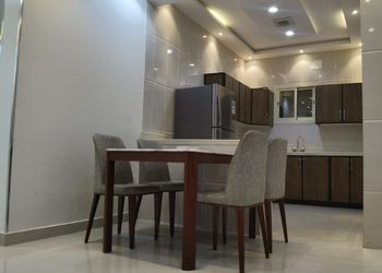شاليه بجلسة تطل على مسبح خارجي 