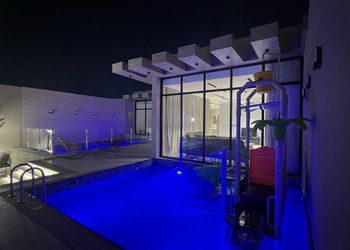 شاليه بجلسة تطل على مسبح خارجي 