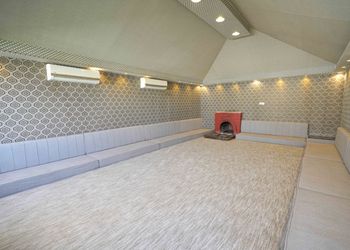 شاليه بمسطح اخضر وجلسة خارجية 