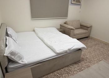 استديو بأثاث مريح وبسيط 
