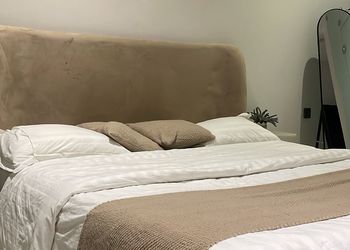 استديو بأثاث مريح وبسيط 