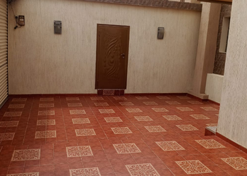 شقة  بمجلس ومسبح داخلي 