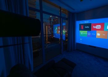 شقة غرفتين نوم وسينما ببرج سكني