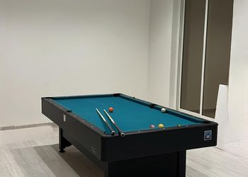 استديو بأثاث مريح وبسيط 