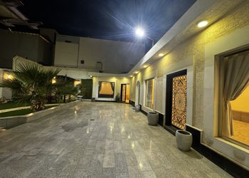 استراحة بمسطح اخضر ومجالس