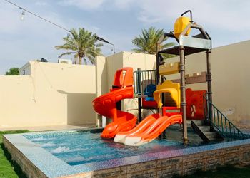 شاليه بمسطح اخضر و جلسة خارجية في الرمال