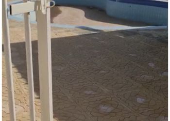 مزرعة بمسطحات خضراء وبيت شعر 