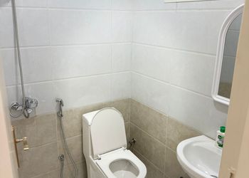 شقة بغرفة معيشة وغرفة نوم 
