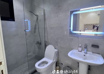 شاليه بمسطح اخضر وجلسة خارجية 