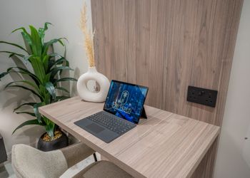 شقة بصالة أنيقة ودخول ذاتي