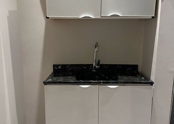 استديو بأثاث مريح وبسيط 