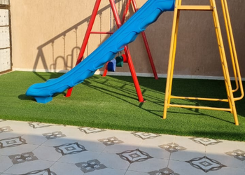 شالية بجلسة مطلة على مسبح 