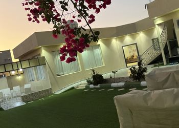 شاليه تصميم واسع ومسبح خارجي 