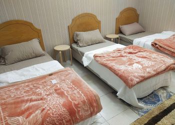 شقة بصالة وثلاث غرف نوم
