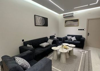 شقة بصالة أنيقة ودخول ذاتي