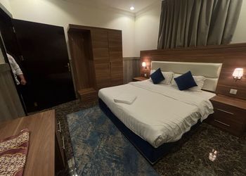 شقة بغرفة معيشة وغرفتين نوم 
