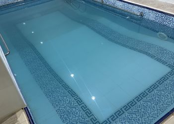 شاليه بصالة انيقة ومسبح داخلي