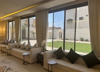 استراحة بمسطح اخضر ومجالس
