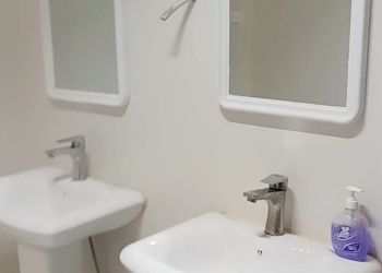 اسطبل بجلسات ومسطح اخضر
