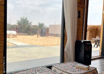 كوخ بجلسة خارجية وأجواء ريفية