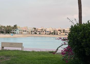 شاليه بثلاث غرف نوم مطل عالبحر