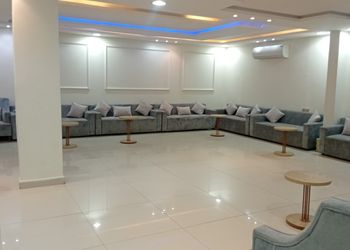 شاليه بمسطح اخضر ومسبح