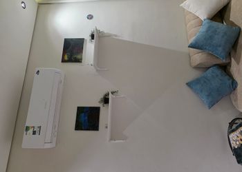 استديو بجلسة جانبية ودخول ذاتي 