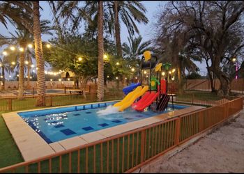مزرعة بألعاب أطفال ومسبح