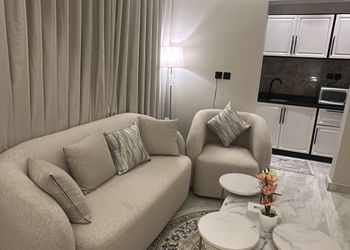 استديو بسرير ماستر وجلسة مريحة 