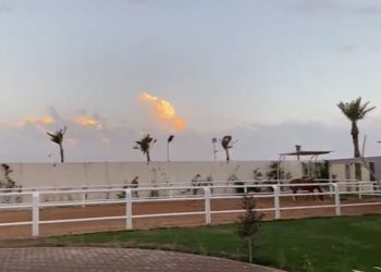 استراحة بمجالس ومسطحات خضراء