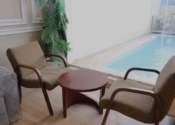 شاليه بجلسة خارجية ومسطح اخضر
