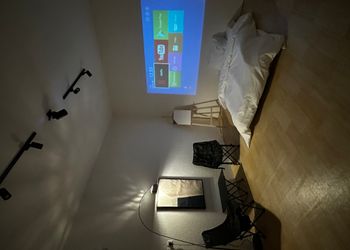 استوديو بتصميم عصري مع ستاند رسم وجلسة رايقة
